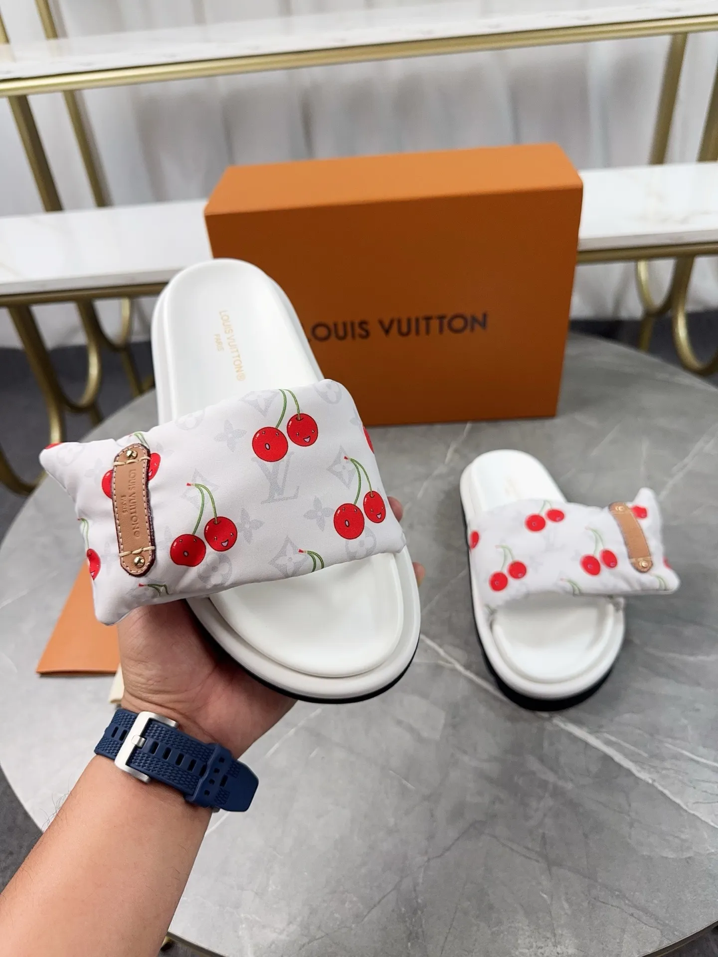 👟👟Ex-factory price 360👟👟 LV Donkey Brand L Family 2025 Hot Style Embossed Logo Embossed Sandals This Pool Pillow Comfort flat sandals are made of technical fabrics and use high-frequency embossing technology to reinterpret the Monogram pattern. Soft padded upper with adjustable Velcro, comfortable and tough insole adds harmonious colors ▪️Fabric: Original customized technical fabric ▪️Lining: soft sheepskin lining ▪️Sole: Original open-molded rubber foam outsole ▪️Size: 35-45
